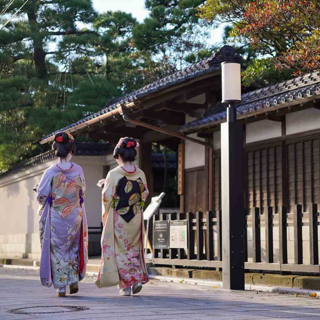 Furumachi with geisha in Niigata