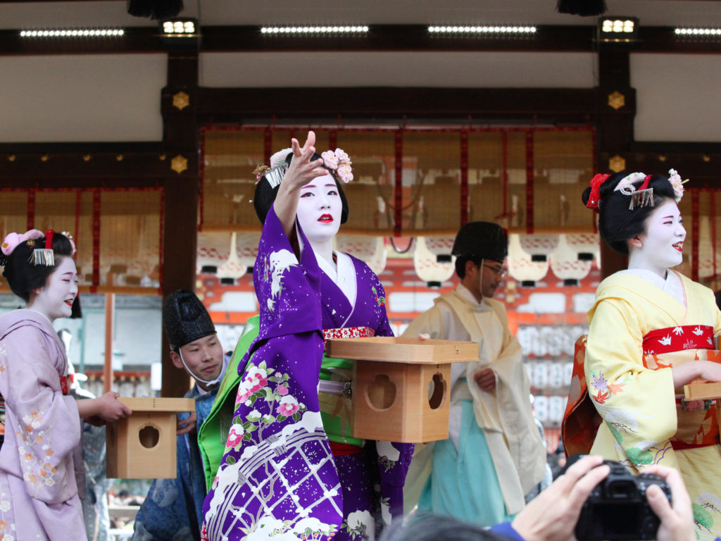 Setsubun Maiko throwing beans at Yasaka Shrine E160203F 6559